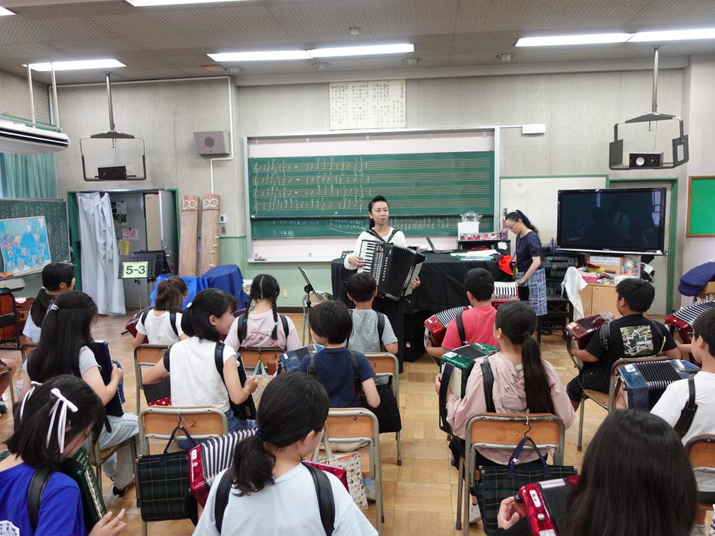 ５年生　アコーディオン教室