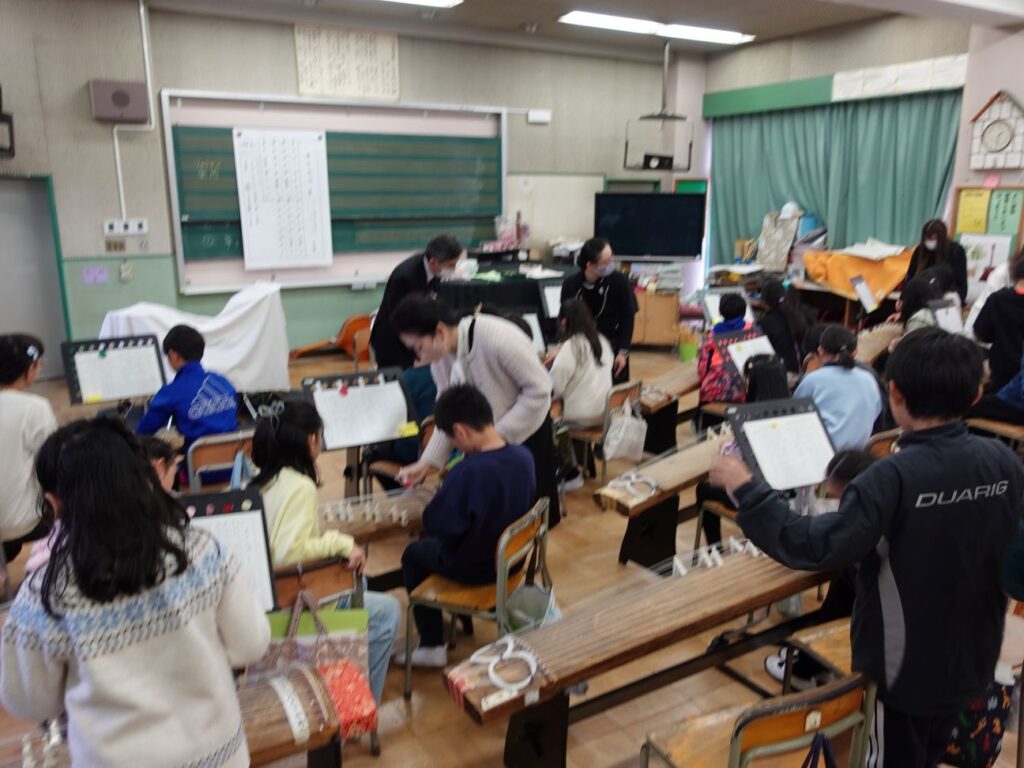 ４年生　「さくらさくら」筝体験